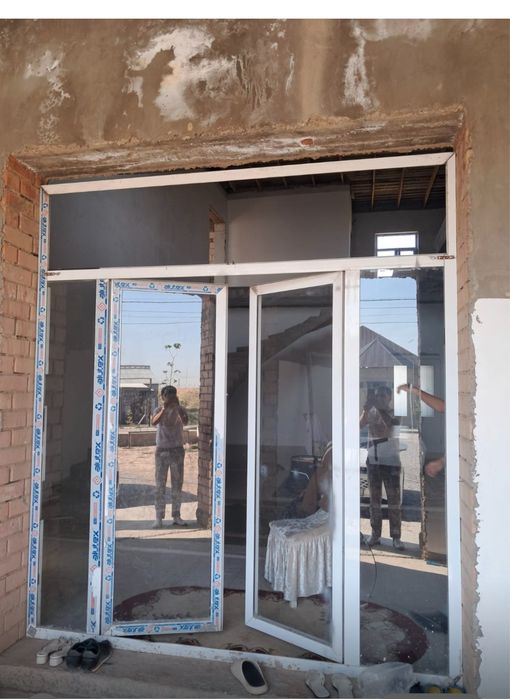 Витраж алюминовый сатылады. Пластиковый дверь высота 2.10см. Ширина 80