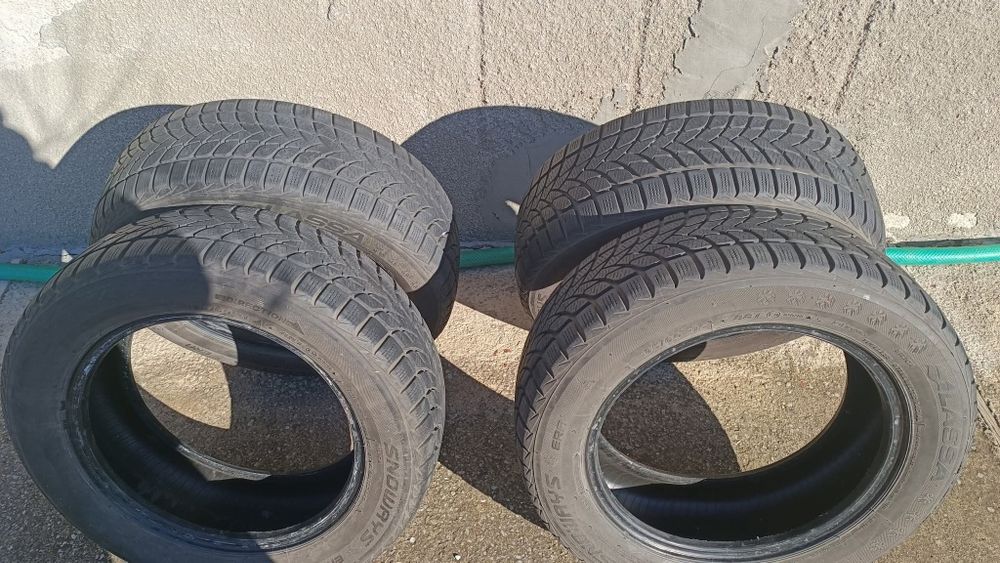 Продавам комплект гуми LASSA-195/60/15(зимни)
почти нови на 500км.
цен