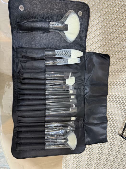 Продается набор кисточек для макияжа,в наборе 15 шт