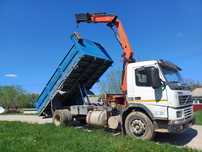 Camion basculabil cu macara