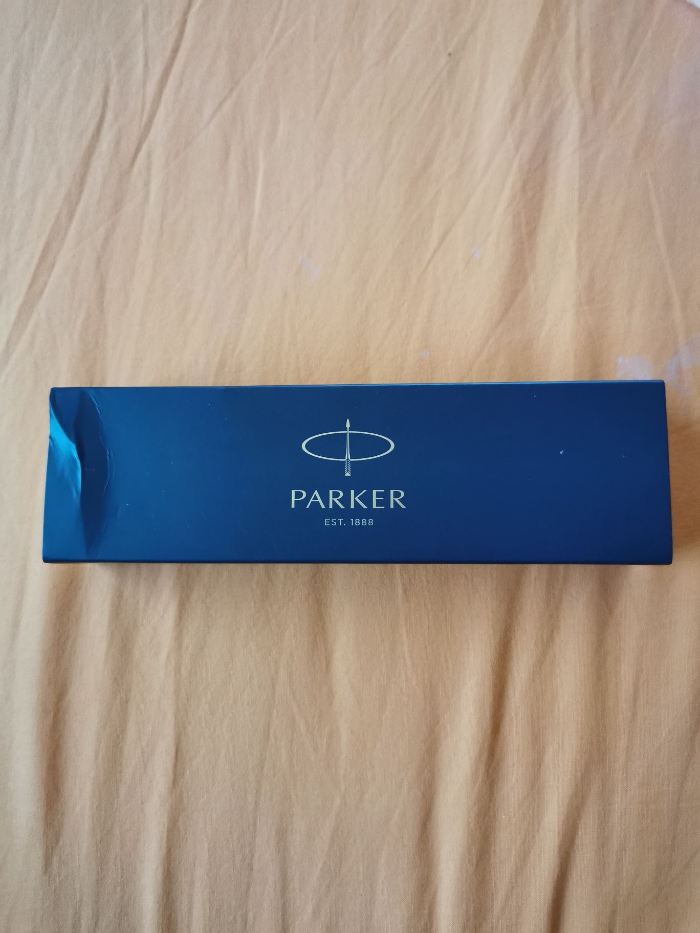 Stilou Parker nou, nefolosit, cu rezervă cerneală