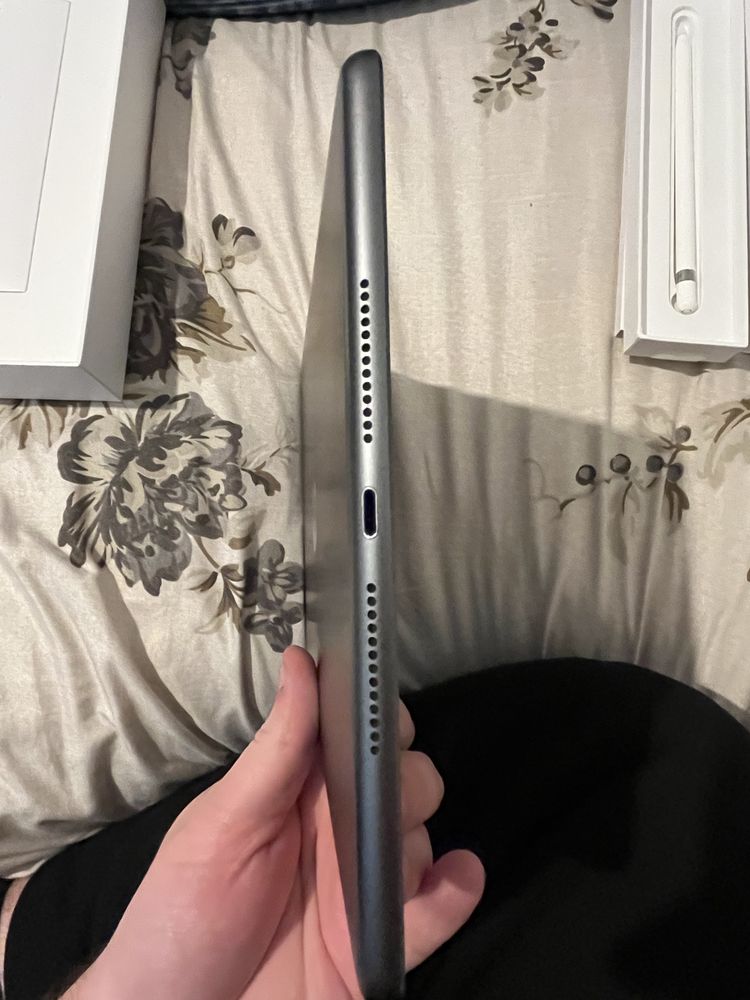 IPad 8 (2020) 32gb apple pencil 1