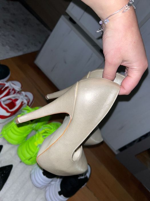 Чисто нови обувки на цена между 30-50 лв