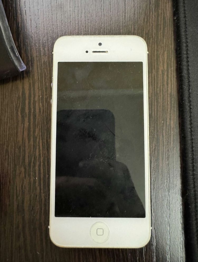 Iphone 5 sotiladi. Xolati ideal chotki