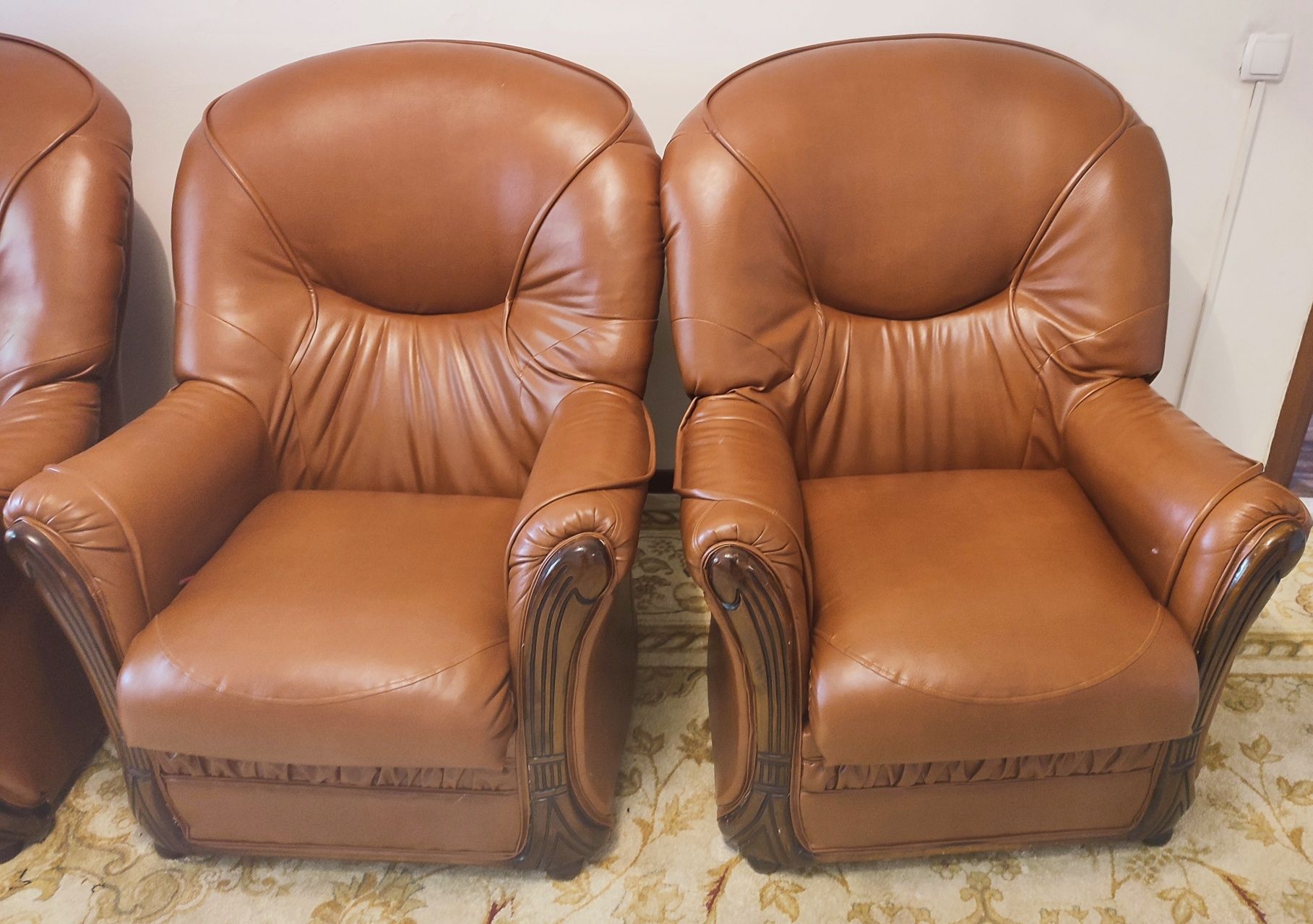Раздвижной Кожанный диван с двумя креслаии в отличном состоянии, кожа
