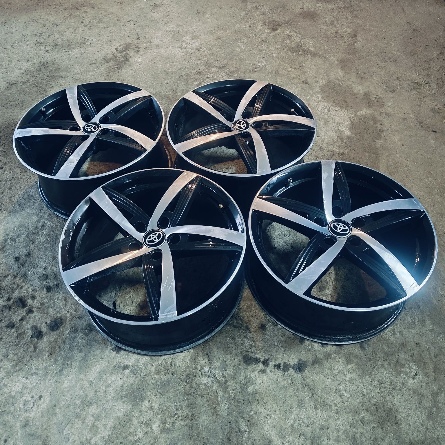 R18 PCD 5* 114,3 Комплект легкосплавных дисков