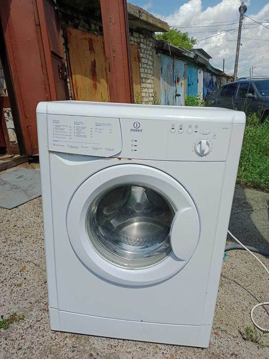 Продам стиральную машину indesit на запчасти