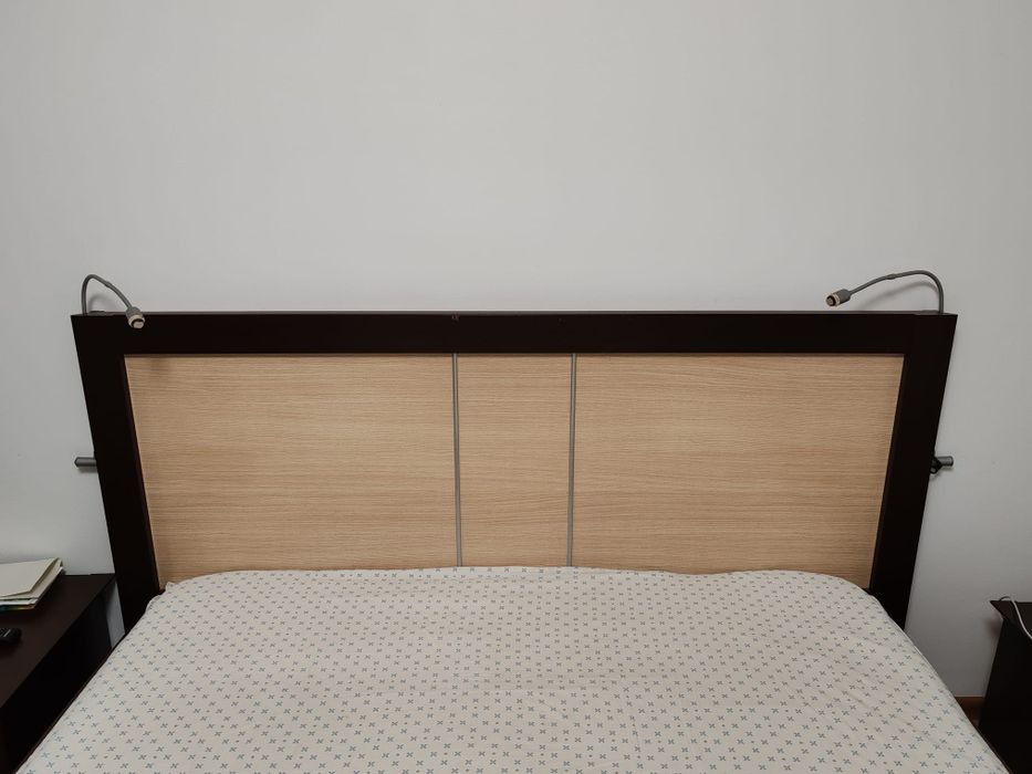 Set dormitor  conține pat + saltea 180/200.,noptiere +masă de toaleta