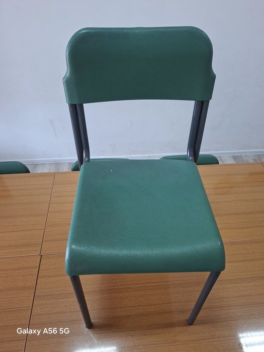 Vând 40 de scaune foarte rezistente