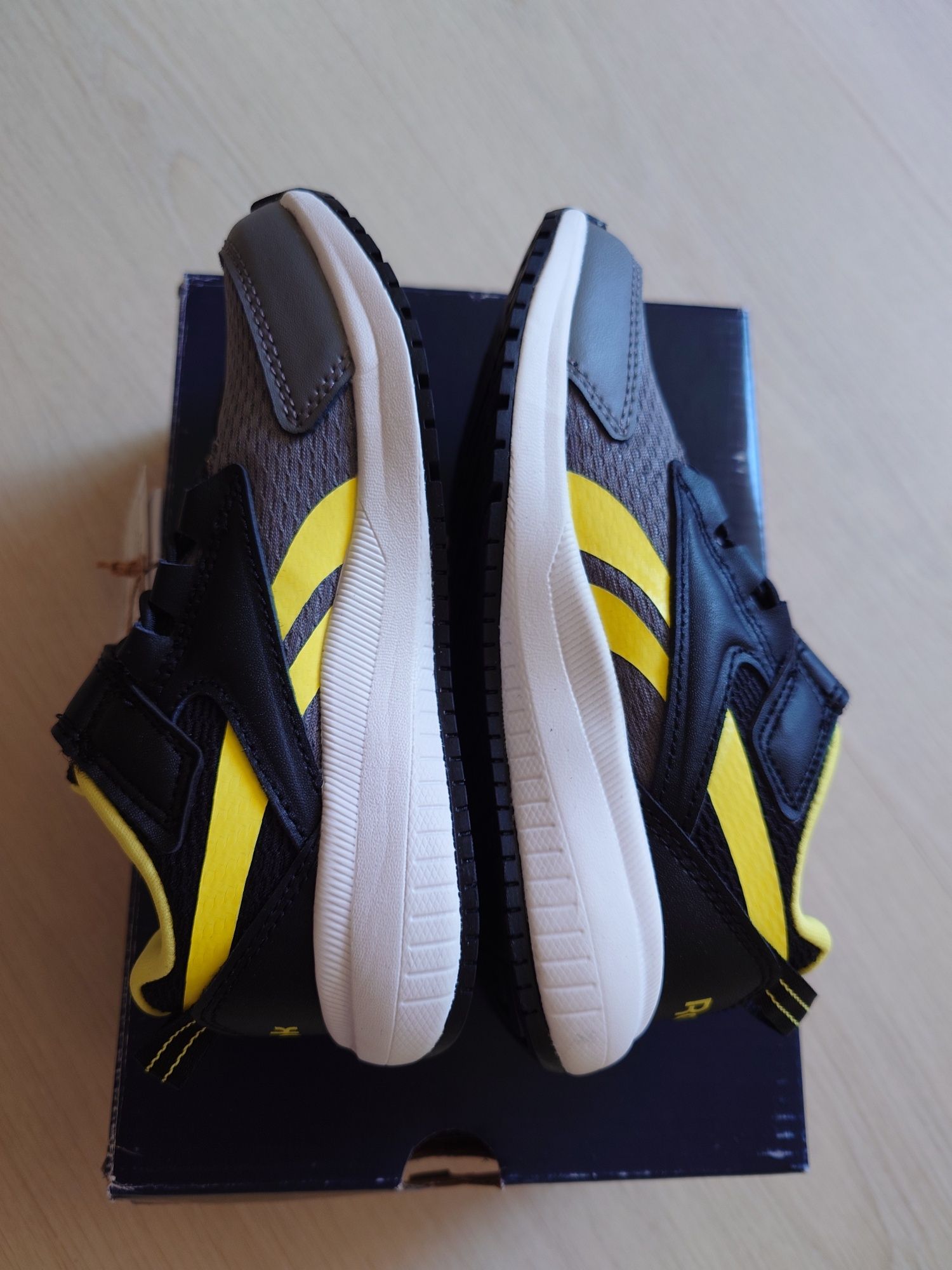 Нови Reebok маратонки за момче