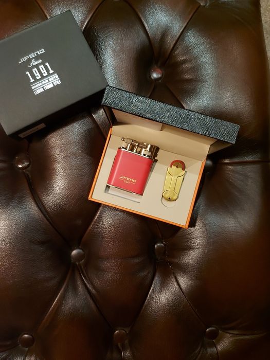 Запалка в четири варианта:черно с хром,черен мат,червено или синьо