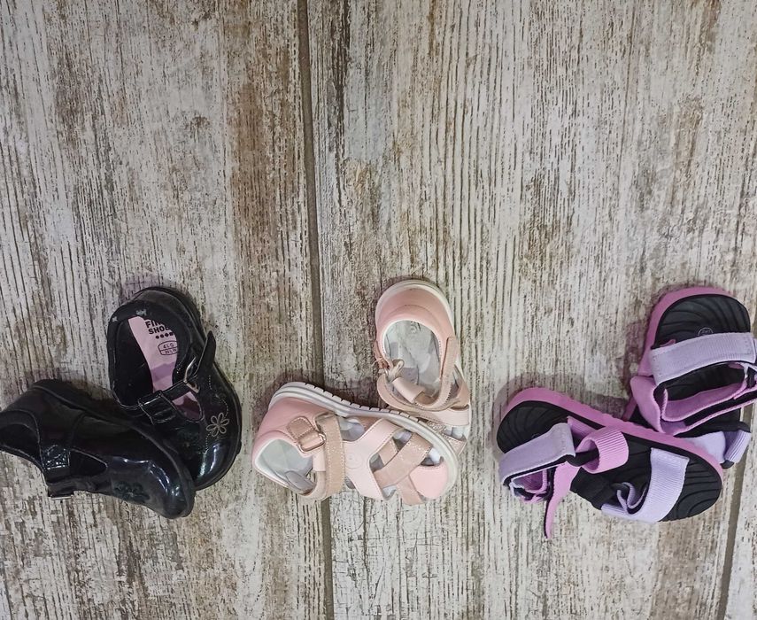 Бебешки сандали. Три модела - отоврени,полуотворени и затворени.