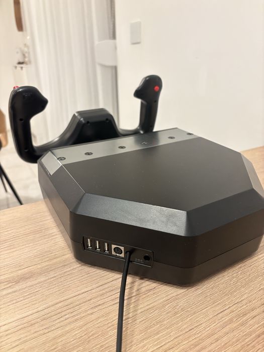 Vând simulator de joc Saitek Pro Flight Yoke si pedale ThrustMaster