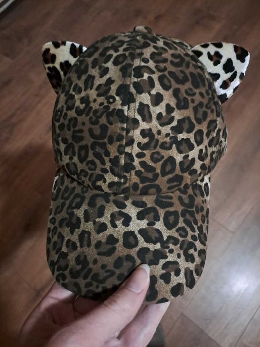 Шапка с козирка и ушички