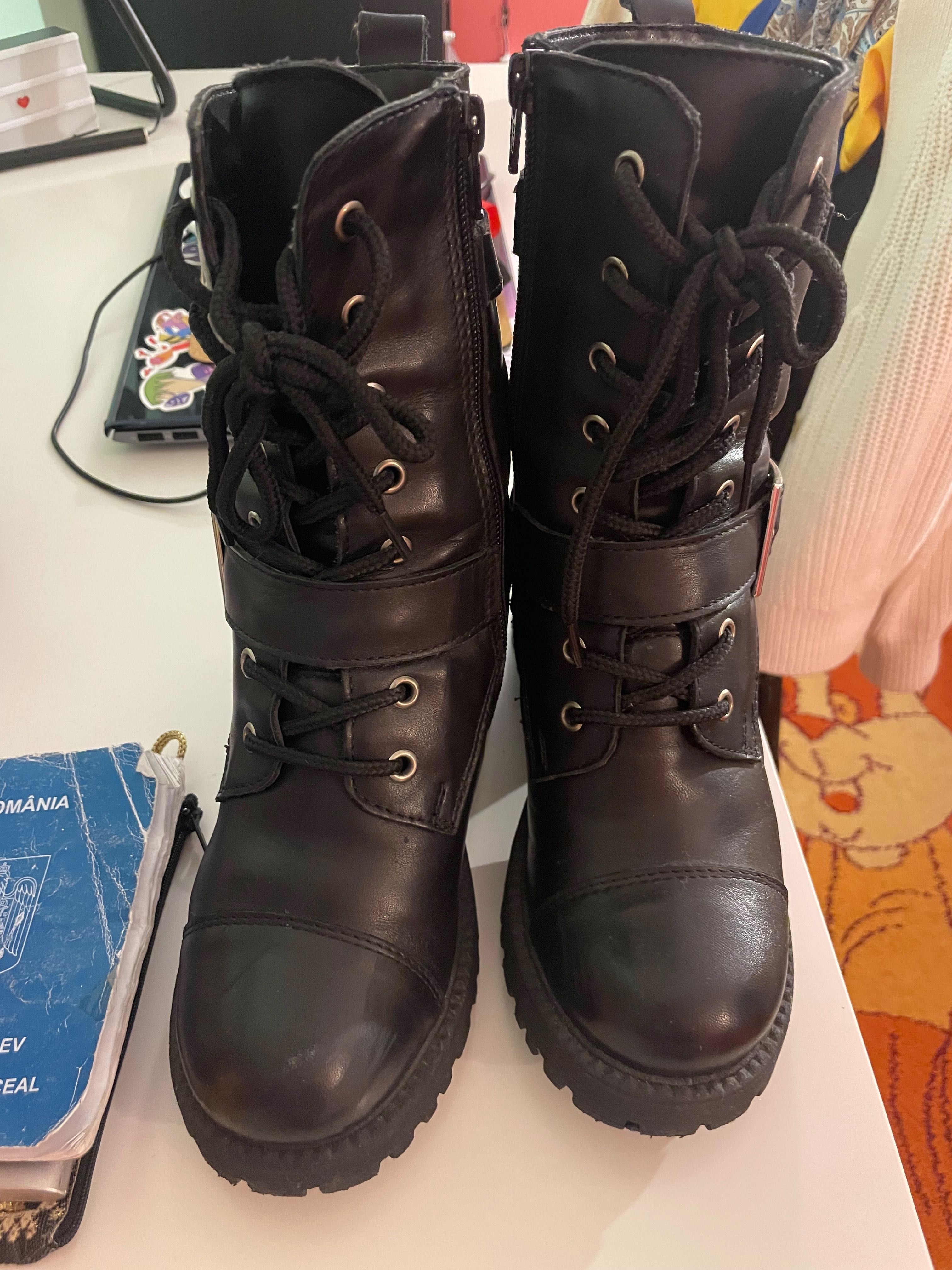 Botine cu toc din piele negre
