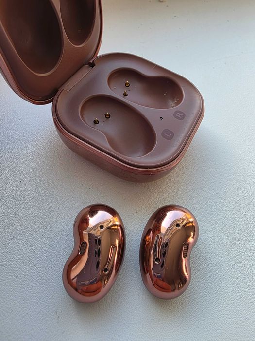 Продаю беспроводные наушники Samsung Galaxy Buds Live
