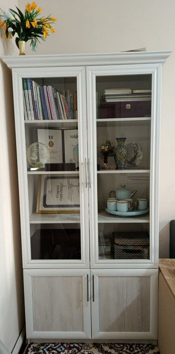 Shkaf Kitoblar uchun javon