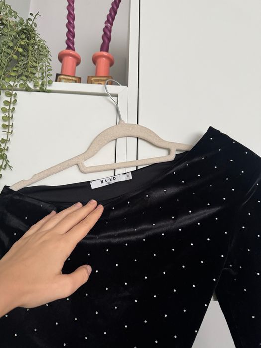 Къса черна рокля един ръкав с едно рамо с камъни NA-KD