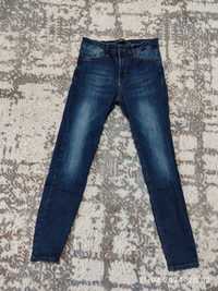 Женские тёмно-синие джинсы в хорошем состоянии