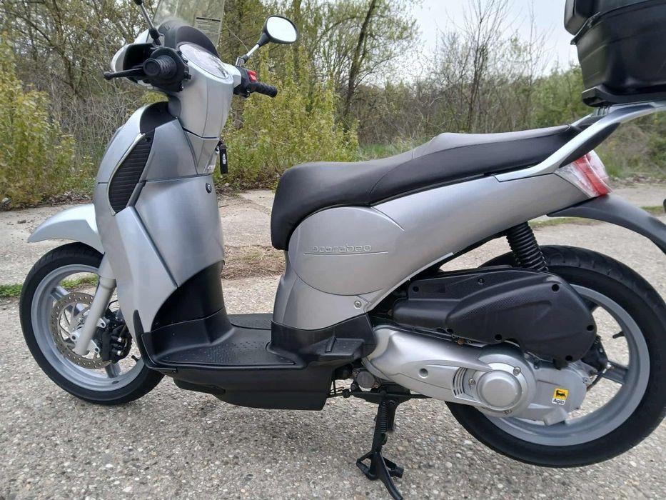 Vând scuter scarabeo 200