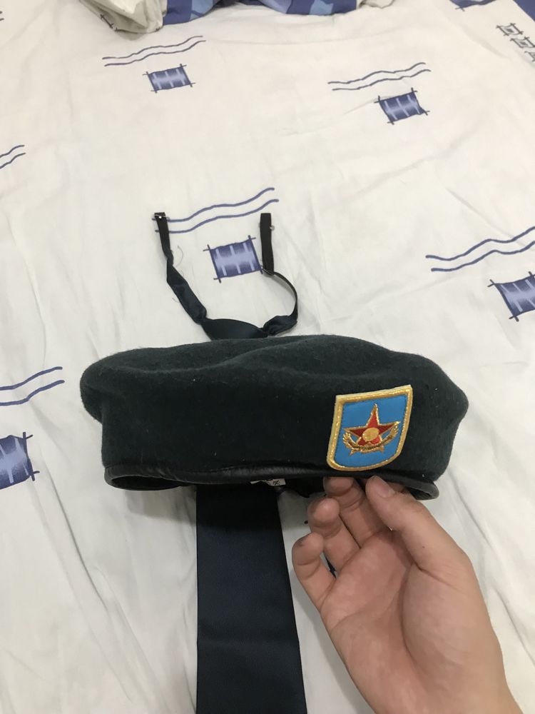 Военная беретка с галстуком