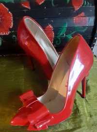 Pantofi stileto roșii din lac