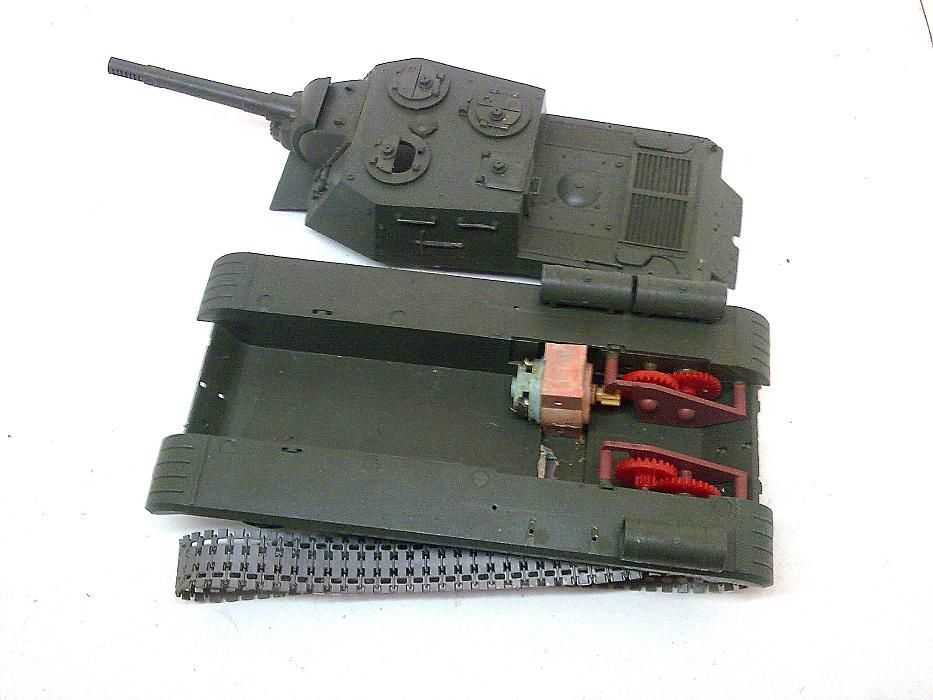 Действащ пластмасов макет на стар руски танк от - 80те г.