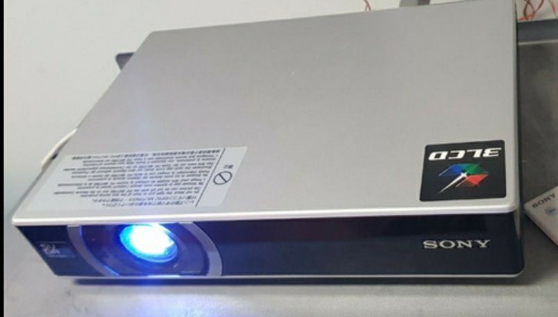 Videoproiector sony slim