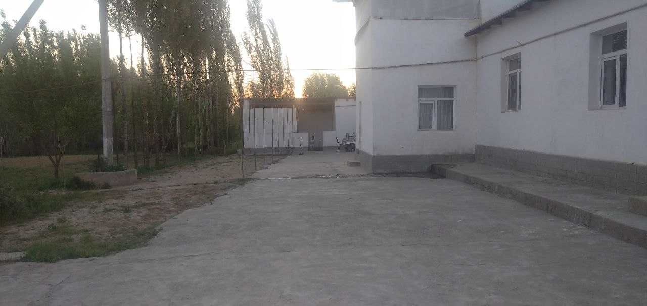 Uy sotiladi srochni Umumiy yer maydoni 90 sotiq tomorqa 35 sotiq