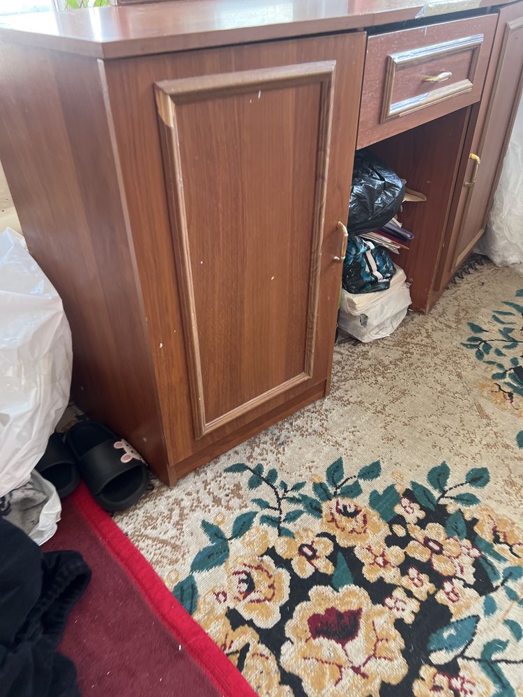 Трюмо с зеркалом и шкафчиками