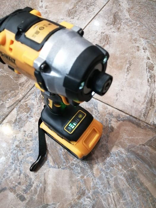 Șurubelniță cu impact dewalt DCF 860 cu baterie de 6 A