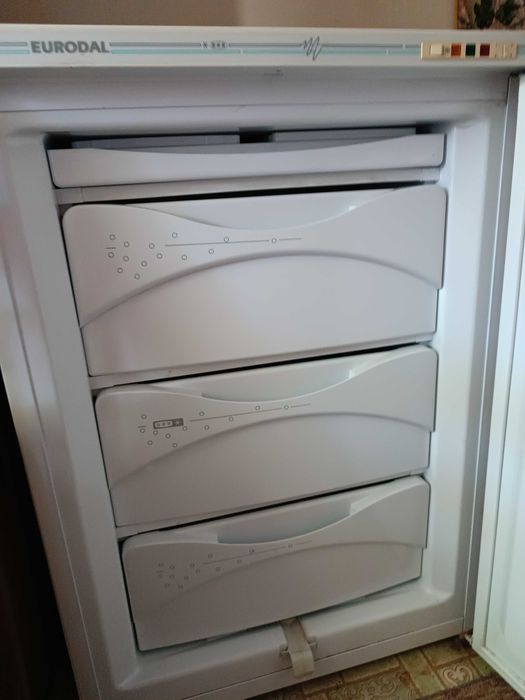 фризер вертикален с три чекмеджета