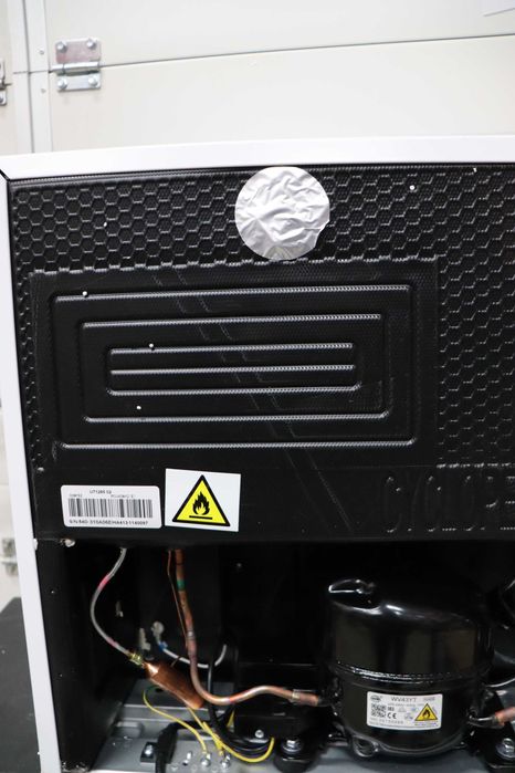 Comfee Свободностоящ, RCU40WH2 Мини Фризер, 31л, лек козметичен дефект