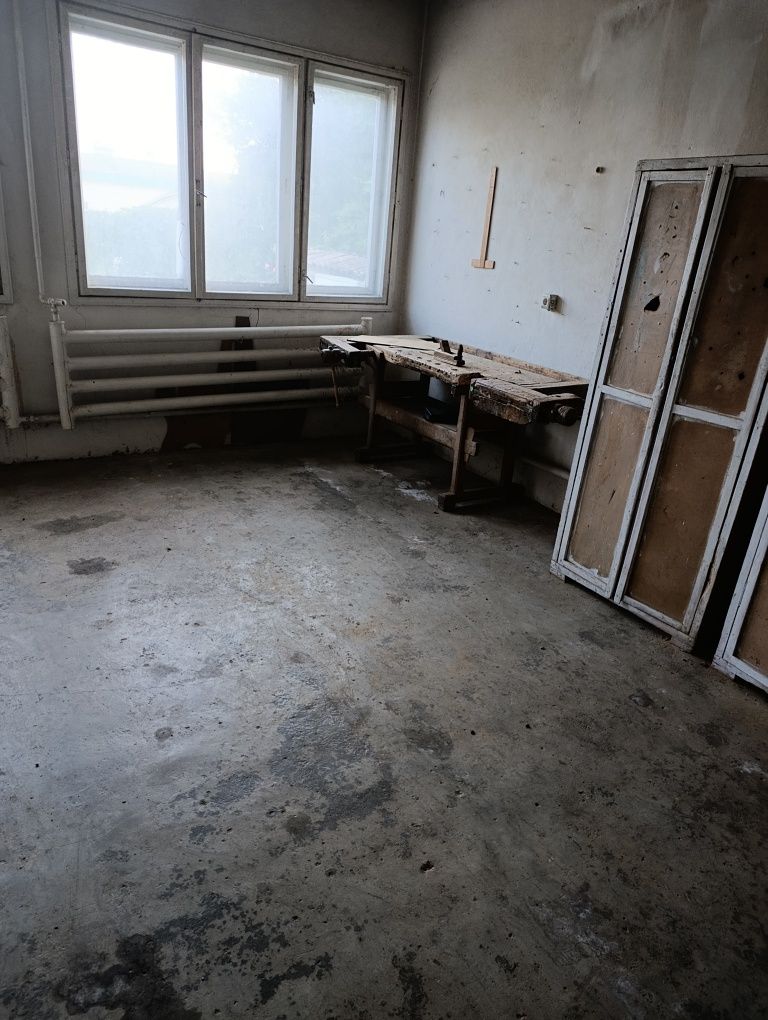 Ofer spații comerciale  și depozitare de închiriat.