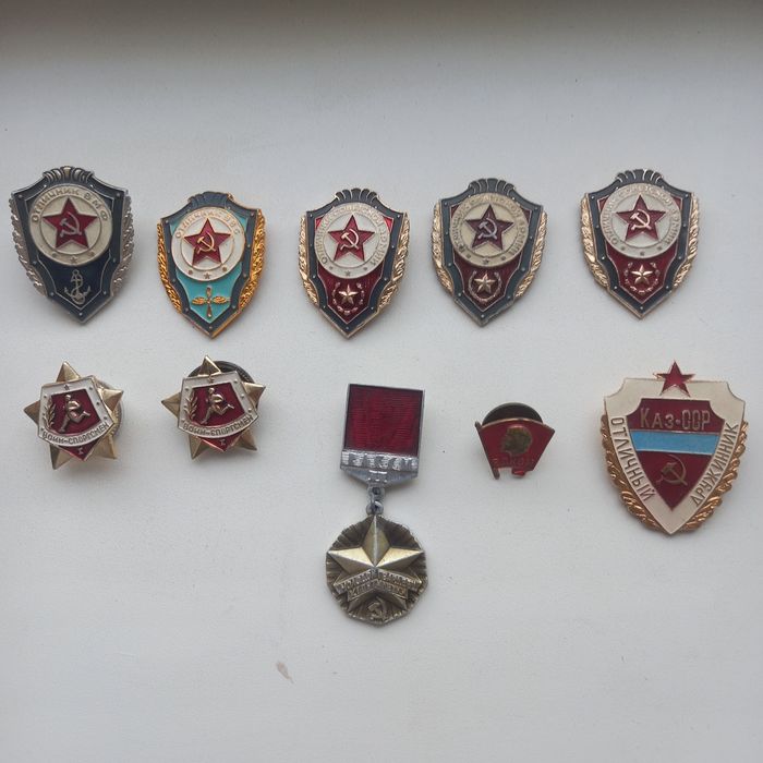 Продам нагрудные армейский значки по 1500тнг за шт и знаки по 300тнг