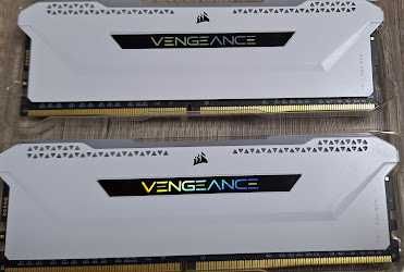 Vengeance PRO SL RGB White 16GB(2x8)