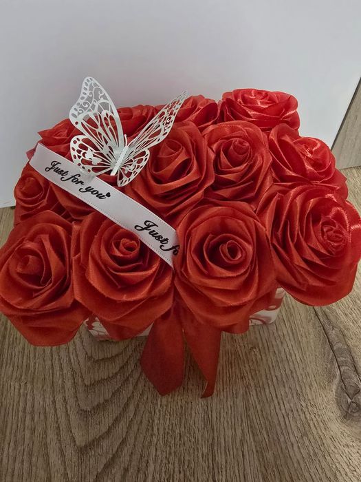 Aranjament trandafiri satin