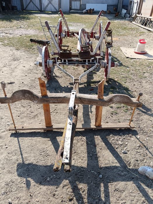 Căruță lemn roti, plug, unelte agricole