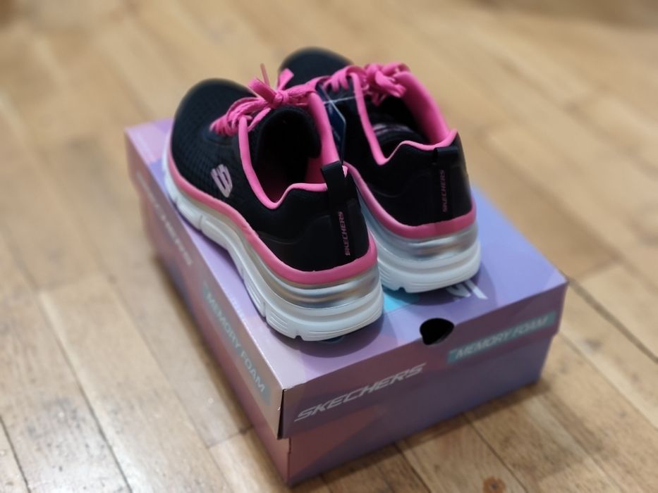 Чисто нови Skechers Make Moves черно и цикламени маратонки номер 37
