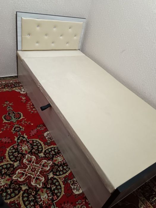 Bir kishilik divanlar sotuvda
