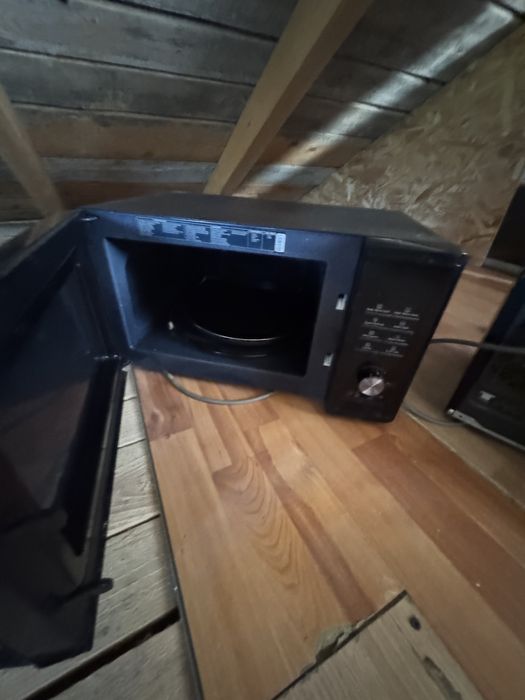 Vand 2 cuptoare cu microunde