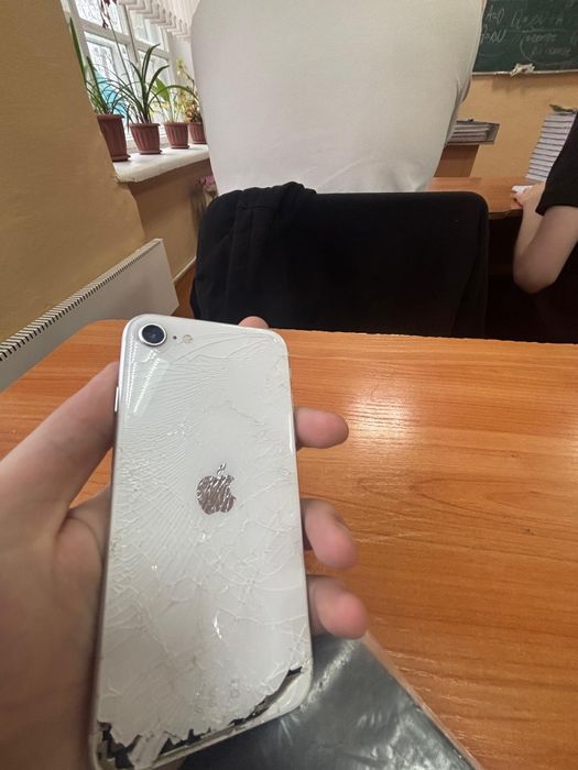 Продам Iphone Se 2020