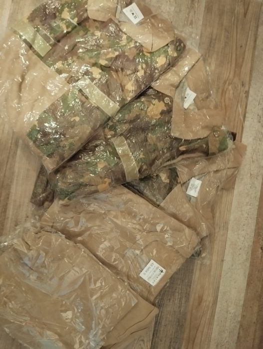Vând costum și tricouri