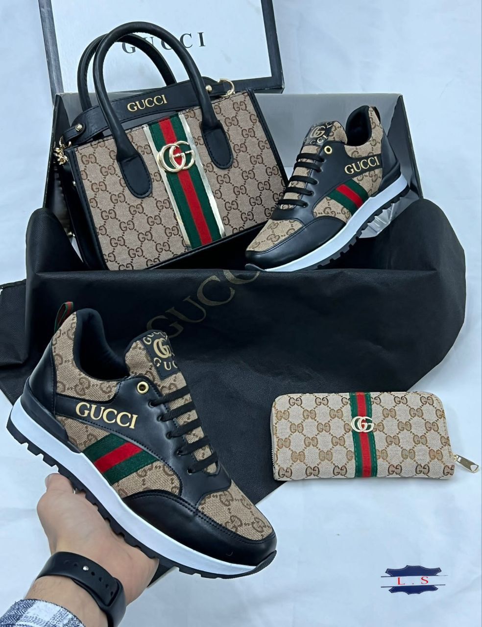 Set 3 piese,adidasi portofel geanta Gucci 
 36-42 280 lei
Geanta 260 l