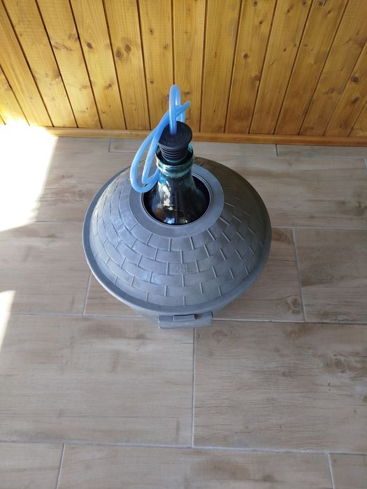 Damigeană 25L cu coș de protecție și dop fierbator