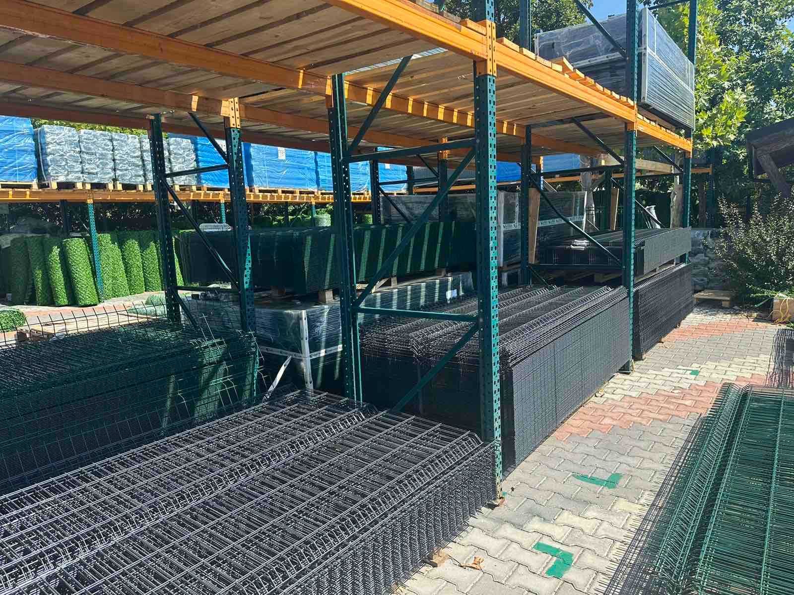 Метални оградни пана и колове. Мрежа с декорация. Ограда. Врати. Пана.