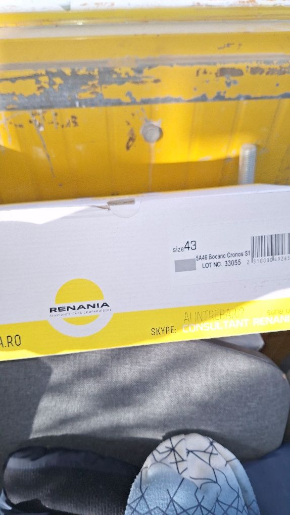 Bocanci de lucru noi cu eticheta pe ei
