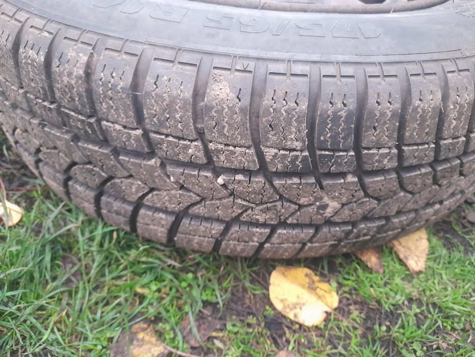 Продавам комплект зимни гуми 175/65 R14 с железни джанти