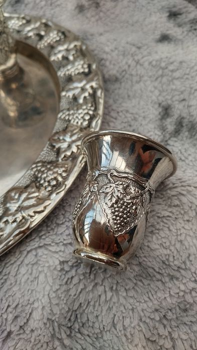 Посребрен поднос с чаши , и ваза с филигран