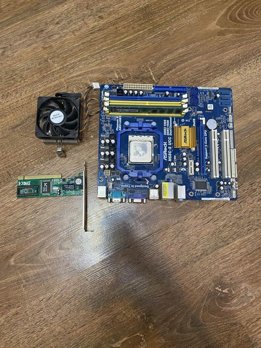 Placa de bază este un ASRock N68C-GS FX.